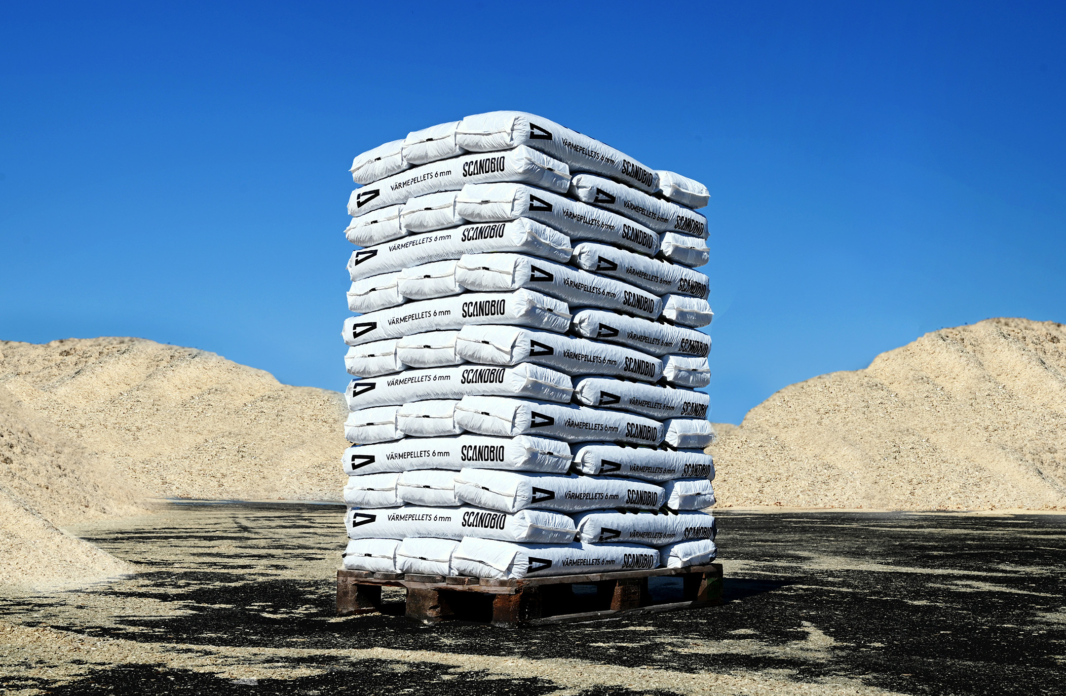 Pellets för abonnemang. Säck står lutad mot hel pall med pellets i småsäck