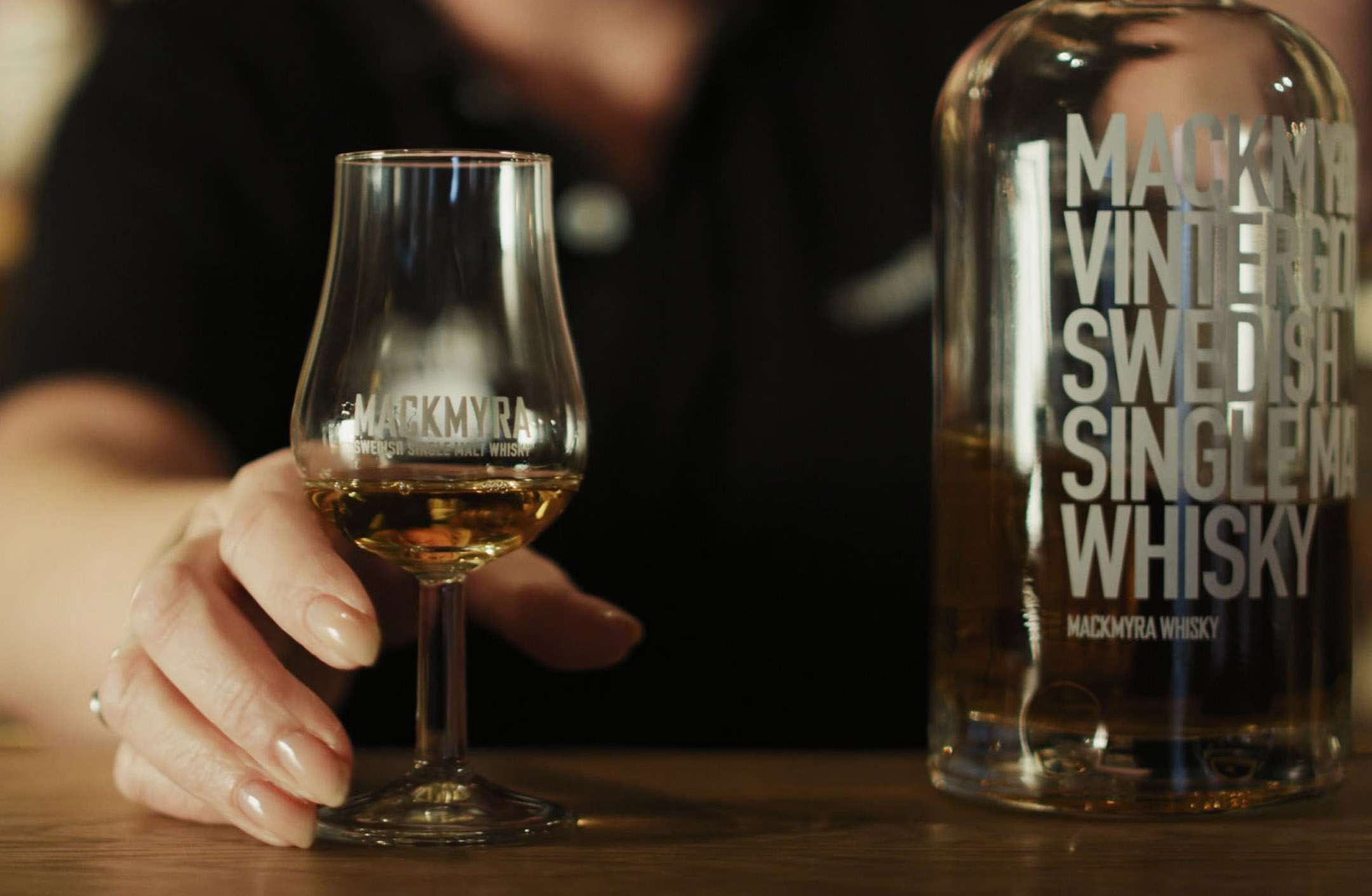 Mackmyra Whisky glas och halvfull flaska i närbild